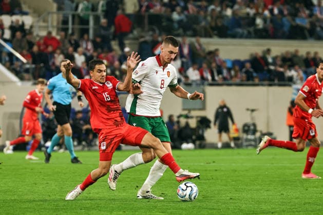06.10.2026, LUX, Fussball, Herren, Nations League, 4. Spieltag, Luxemburg vs. Bulgarien Omar Natami (Luxemburg, 15) mit der Fußspitze vor Andrian Kraev (Bulgarien, 08) am Ball Luxembourg Stade de Luxembourg Gasperich Luxembourg Copyright: xNordphoto Schwarzx
