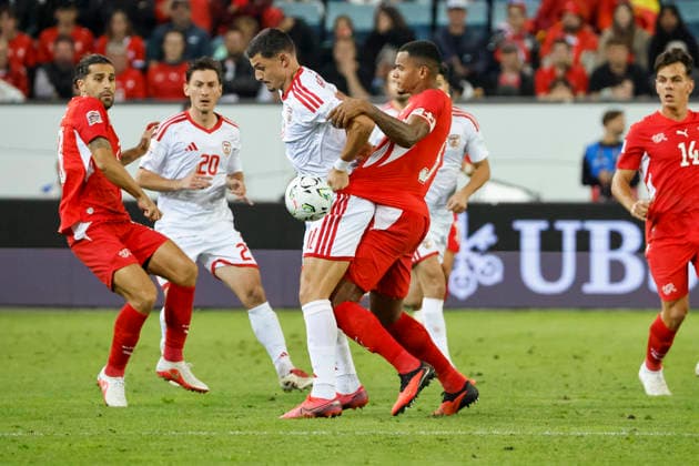 Elmin Rastoder (Nordmazedonien, 11) und Manuel Akanji (Schweiz, 05) im Zweikampf , Schweiz, UEFA , Nations League, Matchday 4, Schweiz vs. Nordmazedonien, 06.10.2026, Luzern Swissporarena Schweiz Copyright: xGrantxHubbsx