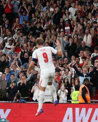 Harry Kane of England celebrates scoring a goal to make the score 3-0 with the fans England v Czechia, UEFA Nations League, Football, Wembley Stadium, London, UK - 06 Oct 2026London Wembley Stadium United Kingdom  Copyright: xKieranxMcManus Shutterstockx 17188818at