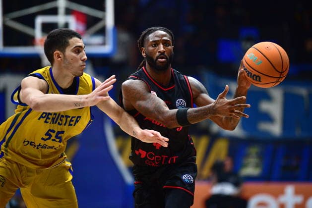 FIBA Basketball Champions League, Peristeri Betsson vs BMA365 Bamberg Baskets - Alexandros Nikolaidis of Peristeri Betsson in action against Jordan Jones of BMA365 Bamberg Baskets during the FIBA Basketball Champions League regular season basketball match between Peristeri Betsson vs BMA365 Bamberg Baskets in Athens, Greece, 6 October 2026. IMAGO ONE INCH PRODUCTIONS ATHENS Greece Copyright: xOnexInchxProductionsx 7111432