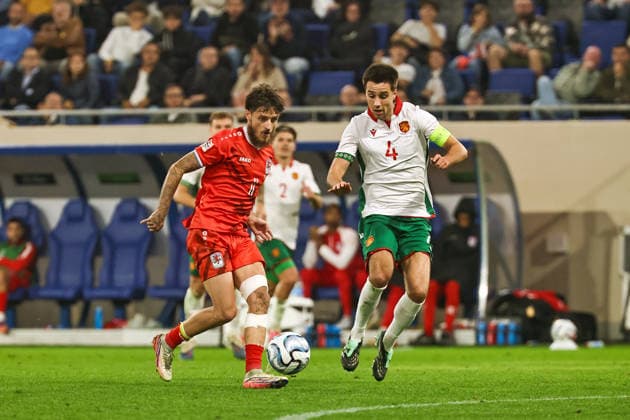 06.10.2026, LUX, Fussball, Herren, Nations League, 4. Spieltag, Luxemburg vs. Bulgarien Vincent Thill (Luxemburg, 11) und Ilia Gruev (Bulgarien, 04) im Laufduell Luxembourg Stade de Luxembourg Gasperich Luxembourg Copyright: xNordphoto Schwarzx