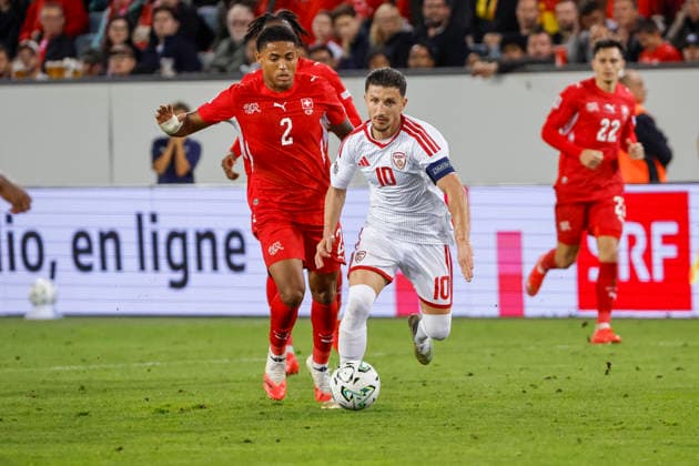 Sascha Britschgi (Schweiz, 2) und Enis Bardhi (Nordmazedonien, 10) im Laufduell , Schweiz, UEFA , Nations League, Matchday 4, Schweiz vs. Nordmazedonien, 06.10.2026, Luzern Swissporarena Schweiz Copyright: xGrantxHubbsx