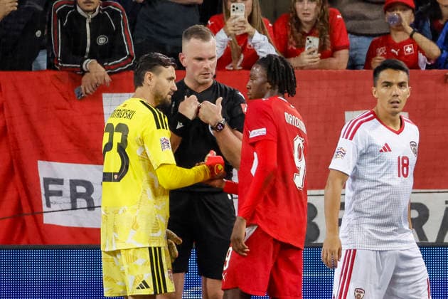 Stole Dimitrievski (Nordmazedonien, 23), Schiedsrichter Edgars Malcevs (LVA) und Johan Manzambi (Schweiz, 09) im Dialog, im Gespräch, im Austausch, in Kommunikation , Schweiz, UEFA , Nations League, Matchday 4, Schweiz vs. Nordmazedonien, 06.10.2026, Luzern Swissporarena Schweiz Copyright: xGrantxHubbsx