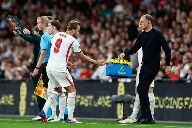 England Head Coach Thomas Tuchel offers Harry Kane of England refreshments England v Czechia, UEFA Nations League, Football, Wembley Stadium, London, UK - 06 Oct 2026London Wembley Stadium United Kingdom  Copyright: xMattxImpey Shutterstockx 17188908fl