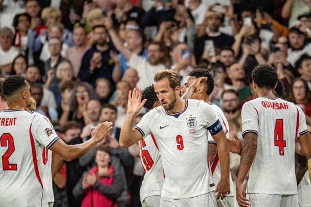 06.10.2026, xdaymx, Fussball Nations League, England - Tschechien. Harry Kane (England) wird von der Mannschaft nach seinem 3:0 gefeiert. London