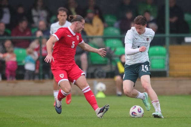 U21, U 21 Wales v U21 Austria, U21 UEFA EUROPEAN CHAMPIONSHIPS, Qualifier Luca Weinhandl of Austria Under 21 and Archie Harris of Wales Under 21 during the U21 UEFA EUROPEAN CHAMPIONSHIPS qualification match between U21 Wales and U21 Austria at the Oval, Caernarfon, UK on 6 October 2026. Caernarfon the Oval Wales UK Editorial use only , Copyright: xAlunxRobertsx PSI-24971-0006
