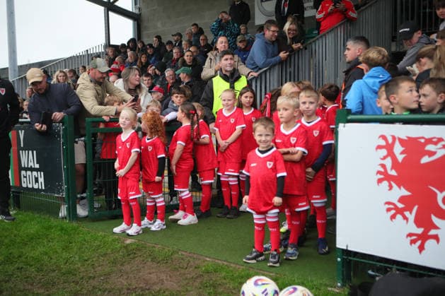 U21, U 21 Wales v U21 Austria, U21 UEFA EUROPEAN CHAMPIONSHIPS, Qualifier Mascots await game during the U21 UEFA EUROPEAN CHAMPIONSHIPS qualification match between U21 Wales and U21 Austria at the Oval, Caernarfon, UK on 6 October 2026. Caernarfon the Oval Wales UK Editorial use only , Copyright: xAlunxRobertsx PSI-24971-0032