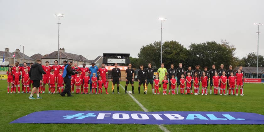 U21, U 21 Wales v U21 Austria, U21 UEFA EUROPEAN CHAMPIONSHIPS, Qualifier Players and officials line up with mascots during the U21 UEFA EUROPEAN CHAMPIONSHIPS qualification match between U21 Wales and U21 Austria at the Oval, Caernarfon, UK on 6 October 2026. Caernarfon the Oval Wales UK Editorial use only , Copyright: xAlunxRobertsx PSI-24971-0035