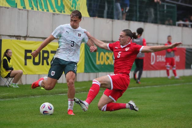 U21, U 21 Wales v U21 Austria, U21 UEFA EUROPEAN CHAMPIONSHIPS, Qualifier Christopher Olivier of Austria Under 21 and Archie Harris of Wales Under 21 during the U21 UEFA EUROPEAN CHAMPIONSHIPS qualification match between U21 Wales and U21 Austria at the Oval, Caernarfon, UK on 6 October 2026. Caernarfon the Oval Wales UK Editorial use only , Copyright: xAlunxRobertsx PSI-24971-0059