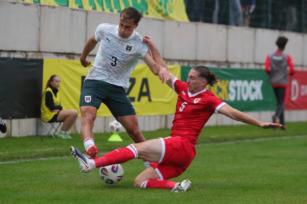 U21, U 21 Wales v U21 Austria, U21 UEFA EUROPEAN CHAMPIONSHIPS, Qualifier Christopher Olivier of Austria Under 21 and Archie Harris of Wales Under 21 during the U21 UEFA EUROPEAN CHAMPIONSHIPS qualification match between U21 Wales and U21 Austria at the Oval, Caernarfon, UK on 6 October 2026. Caernarfon the Oval Wales UK Editorial use only , Copyright: xAlunxRobertsx PSI-24971-0060
