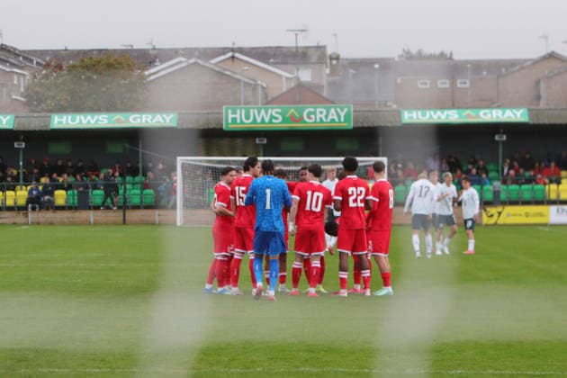 U21, U 21 Wales v U21 Austria, U21 UEFA EUROPEAN CHAMPIONSHIPS, Qualifier Wales Under 21 players huddle during the U21 UEFA EUROPEAN CHAMPIONSHIPS qualification match between U21 Wales and U21 Austria at the Oval, Caernarfon, UK on 6 October 2026. Caernarfon the Oval Wales UK Editorial use only , Copyright: xAlunxRobertsx PSI-24971-0083