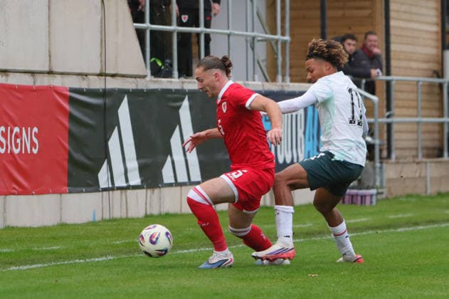 U21, U 21 Wales v U21 Austria, U21 UEFA EUROPEAN CHAMPIONSHIPS, Qualifier Archie Harris of Wales Under 21 and Oluwaseun Adewumi of Austria Under 21 during the U21 UEFA EUROPEAN CHAMPIONSHIPS qualification match between U21 Wales and U21 Austria at the Oval, Caernarfon, UK on 6 October 2026. Caernarfon the Oval Wales UK Editorial use only , Copyright: xAlunxRobertsx PSI-24971-0090