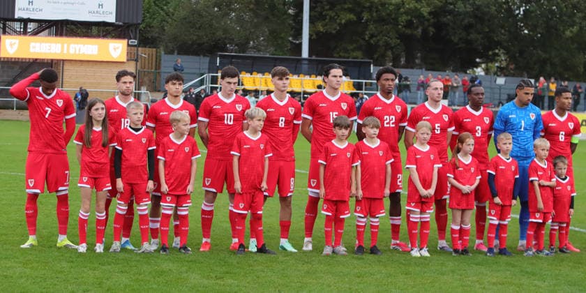 U21, U 21 Wales v U21 Austria, U21 UEFA EUROPEAN CHAMPIONSHIPS, Qualifier Wales Under 21 players line up during the U21 UEFA EUROPEAN CHAMPIONSHIPS qualification match between U21 Wales and U21 Austria at the Oval, Caernarfon, UK on 6 October 2026. Caernarfon the Oval Wales UK Editorial use only , Copyright: xAlunxRobertsx PSI-24971-0124