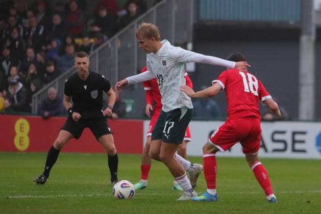 U21, U 21 Wales v U21 Austria, U21 UEFA EUROPEAN CHAMPIONSHIPS, Qualifier Erik Kojzek of Austria Under 21 and Calum Agius of Wales Under 21 during the U21 UEFA EUROPEAN CHAMPIONSHIPS qualification match between U21 Wales and U21 Austria at the Oval, Caernarfon, UK on 6 October 2026. Caernarfon the Oval Wales UK Editorial use only , Copyright: xAlunxRobertsx PSI-24971-0100