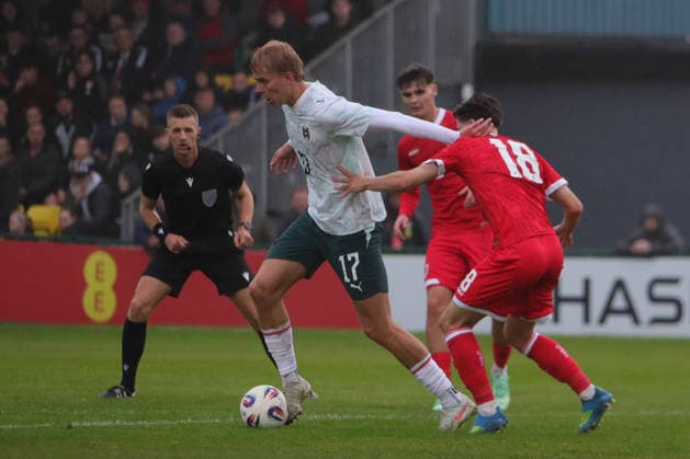 U21, U 21 Wales v U21 Austria, U21 UEFA EUROPEAN CHAMPIONSHIPS, Qualifier Erik Kojzek of Austria Under 21 and Calum Agius of Wales Under 21 during the U21 UEFA EUROPEAN CHAMPIONSHIPS qualification match between U21 Wales and U21 Austria at the Oval, Caernarfon, UK on 6 October 2026. Caernarfon the Oval Wales UK Editorial use only , Copyright: xAlunxRobertsx PSI-24971-0101