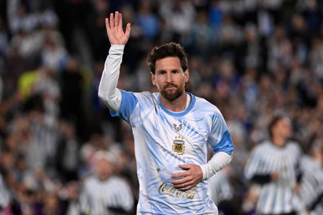 BUENOS AIRES, ARGENTINA - OCTOBER 06: Lionel Messi of Argentina waves to fans during the International Friendly, Länderspiel, Nationalmannschaft match between Argentina and Benin at Estadio Mas Monumental on October 06, 2026 in Buenos Aires, Argentina. Photo by SFSI Argentina national team, Nationalteam v Benin Copyright: xSFSIx