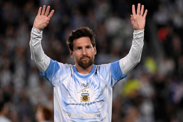 BUENOS AIRES, ARGENTINA - OCTOBER 06: Lionel Messi of Argentina waves to fans, rise both hands during the International Friendly, Länderspiel, Nationalmannschaft match between Argentina and Benin at Estadio Mas Monumental on October 06, 2026 in Buenos Aires, Argentina. Photo by SFSI Argentina national team, Nationalteam v Benin Copyright: xSFSIx