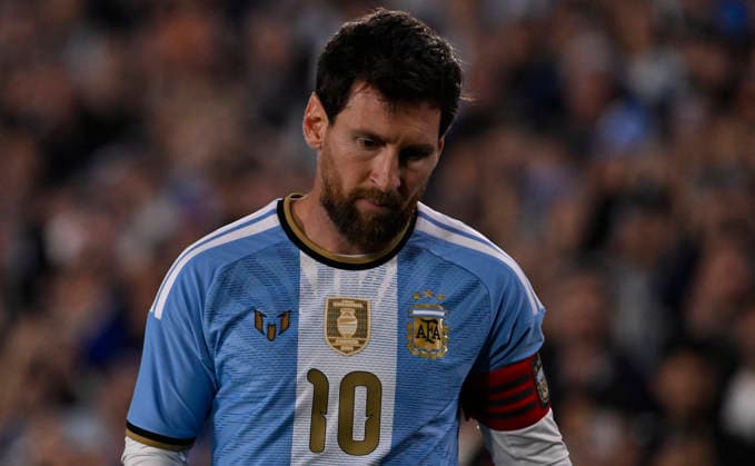 BUENOS AIRES, ARGENTINA - OCTOBER 06 : Lionel Messi of Argentina national team, Nationalteam head down during an International Friendly, Länderspiel, Nationalmannschaft match against Benin at Estadio Monumental on October 06, 2026 in Buenos Aires, Argentina. This historic match marks the final international appearance for Leo who wore a commemorative special-edition kit replacing the traditional manufacturer branding with his personal signature logo. Photo by SFSI Argentina National team v Benin Copyright: xSFSIx