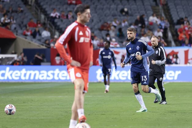 CHICAGO, USA - October 6: Thomas Müller (13 Vancouver Whitecaps FC) and Robert Lewandowski (9 Chicago Fire FC) are seen before the Major League Soccer game between Chicago Fire FC and Vancouver Whitecaps FC at Soldier Field on Tuesday October 6 in Chicago, USA Copyright: xShainaxBenhiyoun SPPx Sportspressphoto_SPR247751