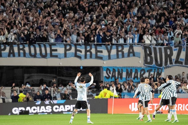 Lionel Messi of Argentina applauds the fans during warm-ups before the International Friendly, Länderspiel, Nationalmannschaft between Argentina and Benin, at the Estadio Monumental Antonio V. Liberti, on October 6, 2026, in Buenos Aires, Argentina. This will be Lionel Messi s last match for Argentina, following his retirement announcement from the national team, Nationalteam Richard Callis Fotoarena (Richard Callis SPP) Copyright: xRichardxCallisx xSPPx spp-en-RiCa-3026040