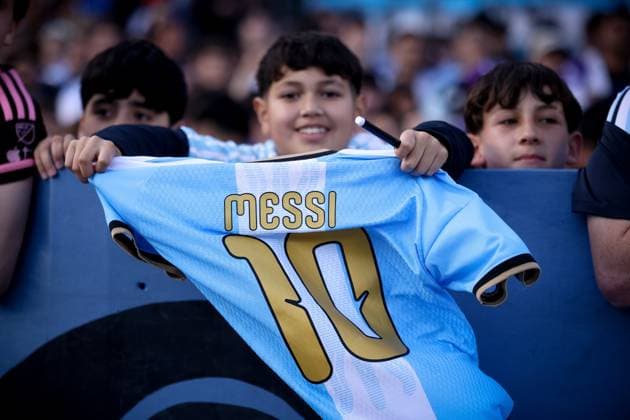 October 6, 2026, Buenos Aires, Buenos Aires, Argentina: Argentina fan show the last Messi shirt prior to the match between Argentina and Benin International Friendly, Länderspiel, Nationalmannschaft match, The last match of Messi with Argentina national team, Nationalteam Buenos Aires Argentina - ZUMAs197 20261006_aaa_s197_130 Copyright: xRobertoxxTuerox