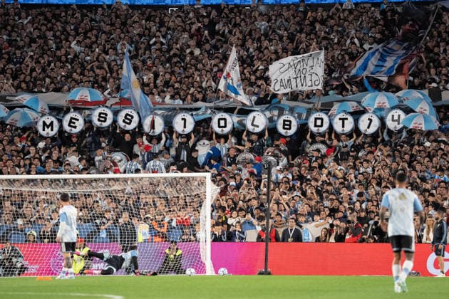 BUENOS AIRES, ARGENTINA - OCTOBER 06: Fans of Argentina cheer in the stands prior the International Friendly, Länderspiel, Nationalmannschaft football match between Argentina and Benin at Estadio Monumental Antonio V. Liberti on October 06, 2026 in Buenos Aires, Argentina. Lionel Messi is making his final appearance for Argentina following his announcement of international retirement. (Photo by Richard Callis Sports Press Photo) Copyright: xRichardxCallis SportsxPressxPhotox Sportspressphoto_SPR247797