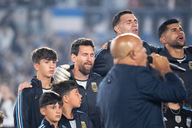 BUENOS AIRES, ARGENTINA - OCTOBER 06: Lionel Messi of Argentina and Emiliano Martinez of Argentina line up for anthem prior the International Friendly, Länderspiel, Nationalmannschaft football match between Argentina and Benin at Estadio Monumental Antonio V. Liberti on October 06, 2026 in Buenos Aires, Argentina. Lionel Messi is making his final appearance for Argentina following his announcement of international retirement. (Photo by Richard Callis Sports Press Photo) Copyright: xRichardxCallis SportsxPressxPhotox Sportspressphoto_SPR247801