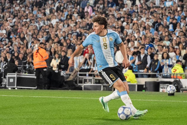 BUENOS AIRES, ARGENTINA - OCTOBER 06: Julian Alvarez of Argentina controls the ball during the International Friendly, Länderspiel, Nationalmannschaft football match between Argentina and Benin at Estadio Monumental Antonio V. Liberti on October 06, 2026 in Buenos Aires, Argentina. (Photo by Richard Callis Sports Press Photo) Copyright: xRichardxCallis SportsxPressxPhotox Sportspressphoto_SPR247805