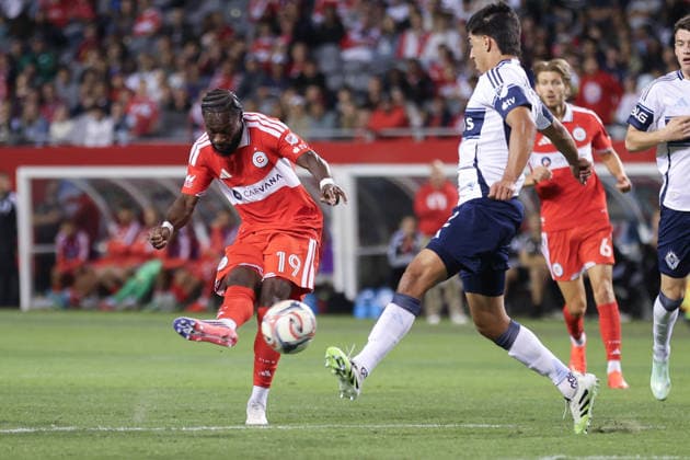 CHICAGO, USA - October 6: Jonathan Bamba (19 Chicago Fire FC) shoots the ball during the Major League Soccer game between Chicago Fire FC and Vancouver Whitecaps FC at Soldier Field on Tuesday October 6 in Chicago, USA Copyright: xShainaxBenhiyoun SPPx Sportspressphoto_SPR247818