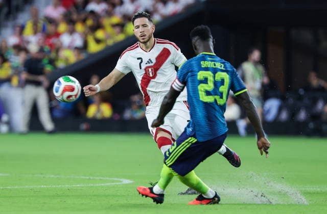 International soccer friendly - Colombia vs. Peru Peru forward Adrian Ugarriza (L) in action against Colombia defender Davinson Sanchez (R) during the international soccer friendly between Colombia and Peru at Nu Stadium in Miami, Florida, USA, 06 October 2026. MIAMI FLORIDA United States  Copyright: xCRISTOBALxHERRERA-ULASHKEVICHx