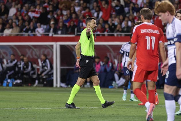 CHICAGO, USA - October 6: Referee points to the penalty spot during the Major League Soccer game between Chicago Fire FC and Vancouver Whitecaps FC at Soldier Field on Tuesday October 6 in Chicago, USA Copyright: xShainaxBenhiyoun SPPx Sportspressphoto_SPR247839