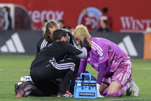 CHICAGO, USA - October 6: Yohei Takaoka (1 Vancouver Whitecaps FC) receives medical treatment during the Major League Soccer game between Chicago Fire FC and Vancouver Whitecaps FC at Soldier Field on Tuesday October 6 in Chicago, USA Copyright: xShainaxBenhiyoun SPPx Sportspressphoto_SPR247854