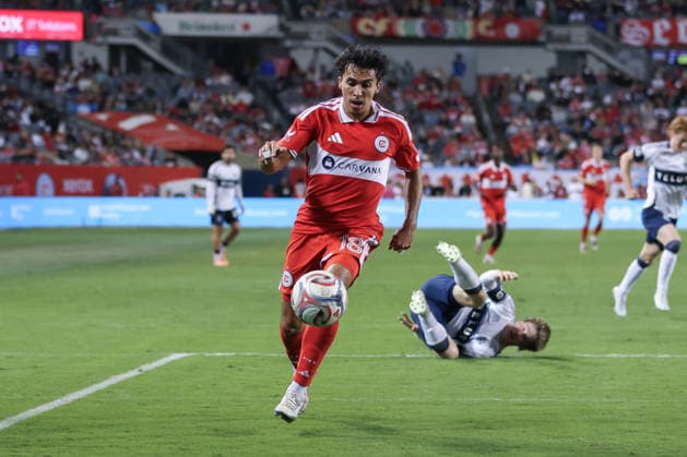 CHICAGO, USA - October 6: Johan Gomez (18 Chicago Fire FC) dribbles the ball during the Major League Soccer game between Chicago Fire FC and Vancouver Whitecaps FC at Soldier Field on Tuesday October 6 in Chicago, USA Copyright: xShainaxBenhiyoun SPPx Sportspressphoto_SPR247856