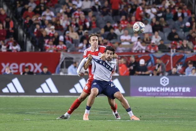 CHICAGO, USA - October 6: Jack Elliott (3 Chicago Fire FC) grabs onto Brian White (24 Vancouver Whitecaps FC) during the Major League Soccer game between Chicago Fire FC and Vancouver Whitecaps FC at Soldier Field on Tuesday October 6 in Chicago, USA Copyright: xShainaxBenhiyoun SPPx Sportspressphoto_SPR247857