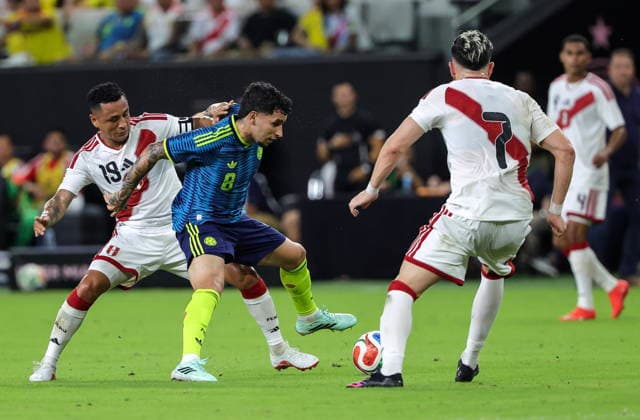 International soccer friendly - Colombia vs. Peru Colombia midfielder Gustavo Puerta (C) in action against Peru midfielder Yoshimar Yotun (L) and Peru forward Adrian Ugarriza (R) during the international soccer friendly between Colombia and Peru at Nu Stadium in Miami, Florida, USA, 06 October 2026. MIAMI FLORIDA United States  Copyright: xCRISTOBALxHERRERA-ULASHKEVICHx