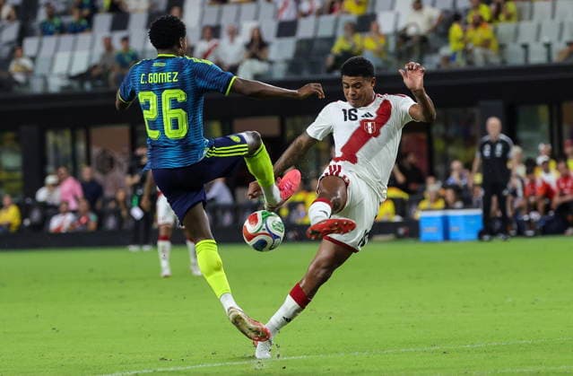International soccer friendly - Colombia vs. Peru Colombia forward Carlos Andres Gomez (L) in action against Peru midfielder Wilder Cartagena (R) during the international soccer friendly between Colombia and Peru at Nu Stadium in Miami, Florida, USA, 06 October 2026. MIAMI FLORIDA United States  Copyright: xCRISTOBALxHERRERA-ULASHKEVICHx