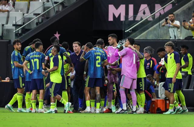 International soccer friendly - Colombia vs. Peru Colombia team Head Coach Nestor Lorenzo (C) speaks with the team during a water break during the international soccer friendly between Colombia and Peru at Nu Stadium in Miami, Florida, USA, 06 October 2026. MIAMI FLORIDA United States  Copyright: xCRISTOBALxHERRERA-ULASHKEVICHx