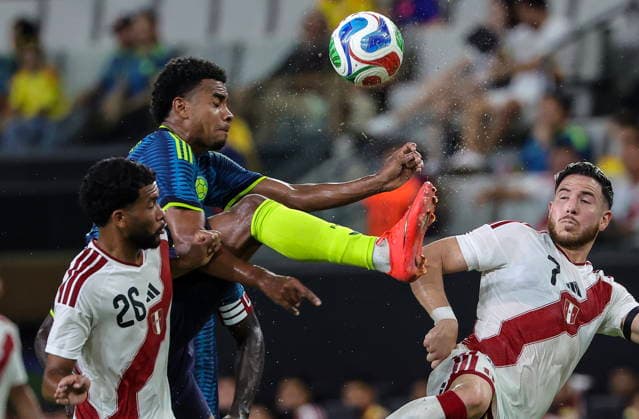 International soccer friendly - Colombia vs. Peru Colombia midfielder Jhon Solis (2-L) in action against Peru midfielder Piero Magallanes (L) and Peru forward Adrian Ugarriza (R) during the international soccer friendly between Colombia and Peru at Nu Stadium in Miami, Florida, USA, 06 October 2026. MIAMI FLORIDA United States  Copyright: xCRISTOBALxHERRERA-ULASHKEVICHx