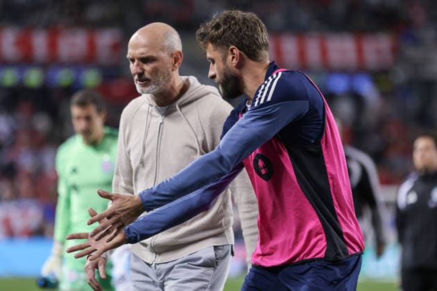 CHICAGO, USA - October 6: Thomas Müller (13 Vancouver Whitecaps FC) speaks with Jesper Sorensen, Head Coach of Vancouver Whitecaps FC during the Major League Soccer game between Chicago Fire FC and Vancouver Whitecaps FC at Soldier Field on Tuesday October 6 in Chicago, USA Copyright: xShainaxBenhiyoun SPPx Sportspressphoto_SPR247861