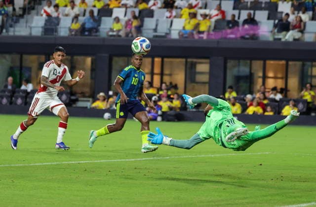 International soccer friendly - Colombia vs. Peru Peru goalkeeper Pedro Gallese (R) in action against Colombia midfielder Jhon Arias (C) during the international soccer friendly between Colombia and Peru at Nu Stadium in Miami, Florida, USA, 06 October 2026. MIAMI FLORIDA United States  Copyright: xCRISTOBALxHERRERA-ULASHKEVICHx