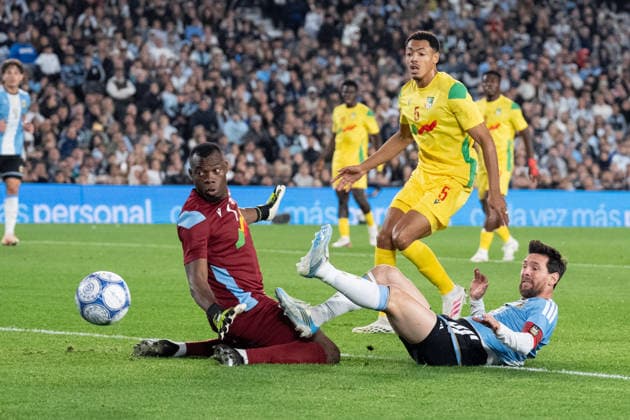 BUENOS AIRES, ARGENTINA - OCTOBER 06: Lionel Messi of Argentina (R) and Marcel Dandjinou of Benin (L) fight for possession during the International Friendly, Länderspiel, Nationalmannschaft football match between Argentina and Benin at Estadio Monumental Antonio V. Liberti on October 06, 2026 in Buenos Aires, Argentina. (Photo by Richard Callis Sports Press Photo) Copyright: xRichardxCallis SportsxPressxPhotox Sportspressphoto_SPR247872