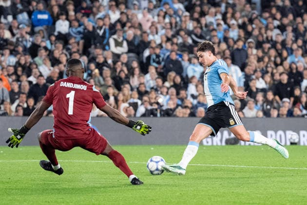 BUENOS AIRES, ARGENTINA - OCTOBER 06: Julian Alvarez of Argentina (R) runs with the ball under pressure from Marcel Dandjinou of Benin (L) during the International Friendly, Länderspiel, Nationalmannschaft football match between Argentina and Benin at Estadio Monumental Antonio V. Liberti on October 06, 2026 in Buenos Aires, Argentina. (Photo by Richard Callis Sports Press Photo) Copyright: xRichardxCallis SportsxPressxPhotox Sportspressphoto_SPR247892