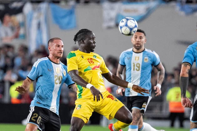 BUENOS AIRES, ARGENTINA - OCTOBER 06: Junior Olaitan of Benin (C)controls the ball under pressure from Alexis Mac Allister of Argentina (L) during the International Friendly, Länderspiel, Nationalmannschaft football match between Argentina and Benin at Estadio Monumental Antonio V. Liberti on October 06, 2026 in Buenos Aires, Argentina. (Photo by Richard Callis Sports Press Photo) Copyright: xRichardxCallis SportsxPressxPhotox Sportspressphoto_SPR247895