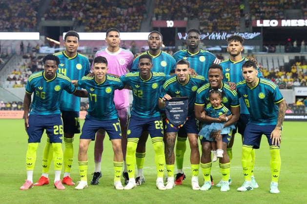 MIAMI, FL - OCTOBER 06: Colombia starting eleven pose for a photograph ahead of an International Friendly, Länderspiel, Nationalmannschaft soccer match between Colombia and Peru at NU Stadium on October 06, 2026 in Miami, Florida.(Photo by Chris Arjoon Icon Sportswire) SOCCER: OCT 06 Colombia vs Peru EDITORIAL USE ONLY Icon2610060000001