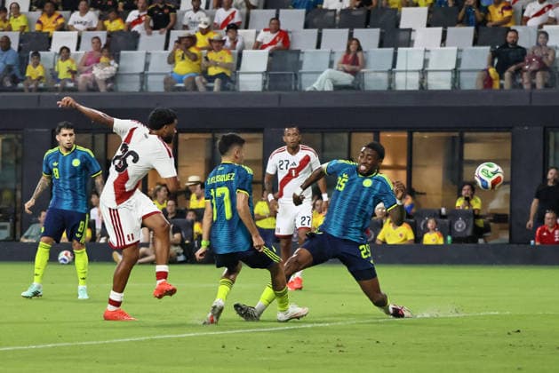 MIAMI, FL - OCTOBER 06: Piero Magallanes 26 of Peru shoots on goal as Kevin Andrade 25 of Colombia attempts to block during an International Friendly, Länderspiel, Nationalmannschaft soccer match between Colombia and Peru at NU Stadium on October 06, 2026 in Miami, Florida.(Photo by Chris Arjoon Icon Sportswire) SOCCER: OCT 06 Colombia vs Peru EDITORIAL USE ONLY Icon2610060000003