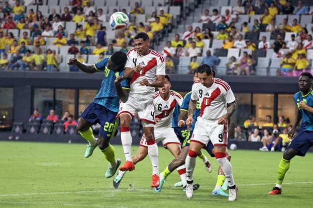 MIAMI, FL - OCTOBER 06: Kevin Viveros 20 of Colombia and Marcos Lopez 4 of Peru battle for a ball during an International Friendly, Länderspiel, Nationalmannschaft soccer match between Colombia and Peru at NU Stadium on October 06, 2026 in Miami, Florida.(Photo by Chris Arjoon Icon Sportswire) SOCCER: OCT 06 Colombia vs Peru EDITORIAL USE ONLY Icon2610060000013