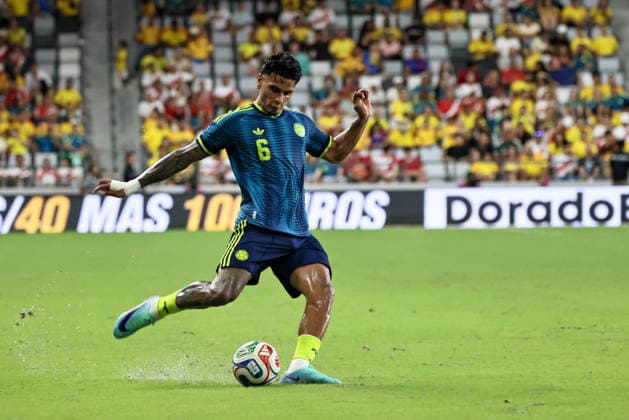 MIAMI, FL - OCTOBER 06: Richard Rios 6 of Colombia kicks a ball during an International Friendly, Länderspiel, Nationalmannschaft soccer match between Colombia and Peru at NU Stadium on October 06, 2026 in Miami, Florida.(Photo by Chris Arjoon Icon Sportswire) SOCCER: OCT 06 Colombia vs Peru EDITORIAL USE ONLY Icon2610060000017