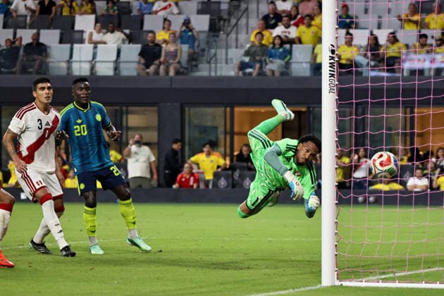 MIAMI, FL - OCTOBER 06: Pedro Gallese 1 of Peru attempts to save a shot on goal during an International Friendly, Länderspiel, Nationalmannschaft soccer match between Colombia and Peru at NU Stadium on October 06, 2026 in Miami, Florida.(Photo by Chris Arjoon Icon Sportswire) SOCCER: OCT 06 Colombia vs Peru EDITORIAL USE ONLY Icon2610060000018