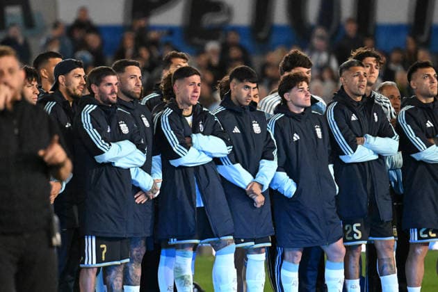 Lionel Messi farewell match BUENOS AIRES, ARGENTINA - OCTOBER 6: teammates at Lionel Messi of Argentina cry during his farewell speech after match with the national team, Nationalteam at the International Friendly, Länderspiel, Nationalmannschaft match between Argentina Vs Benin at Monumental Stadium on October 6, 2026 in Buenos Aires, Argentina. Buenos Aires Estadio Monumental Antonio Liberti Buenos Aires Argentina Copyright: xIMAGOx xPhotoCero5x xLucianoxBisbalx