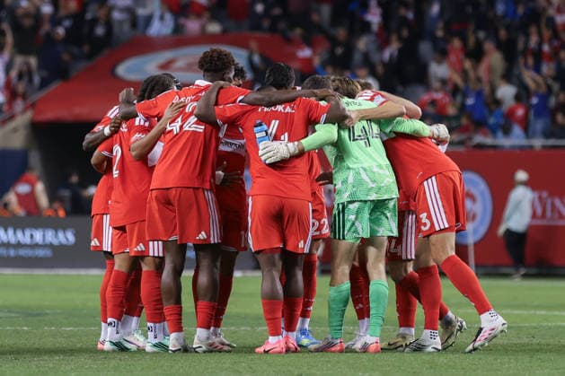 CHICAGO, USA - October 6: Chicago Fire FC players huddle during the Major League Soccer game between Chicago Fire FC and Vancouver Whitecaps FC at Soldier Field on Tuesday October 6 in Chicago, USA Copyright: xShainaxBenhiyoun SPPx Sportspressphoto_SPR247929